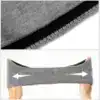 Bandeau oreille gris avec bordure noire, ajustable et confortable.