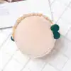 Cache Oreille Printemps, modèle doux beige avec détails verts, design printanier.