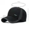 Casquette polaire avec cache oreille noir, dimensions indiquées, design sportif.